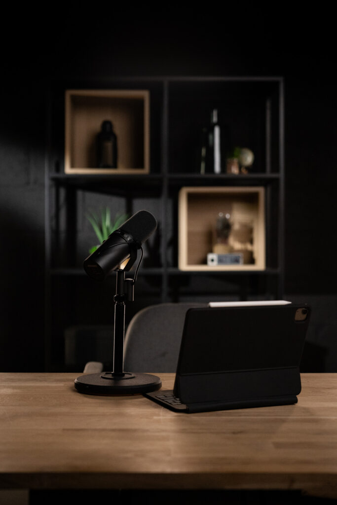 Microphone et tablette installés sur le décor L’Éclipse, Studio 401 à Rennes