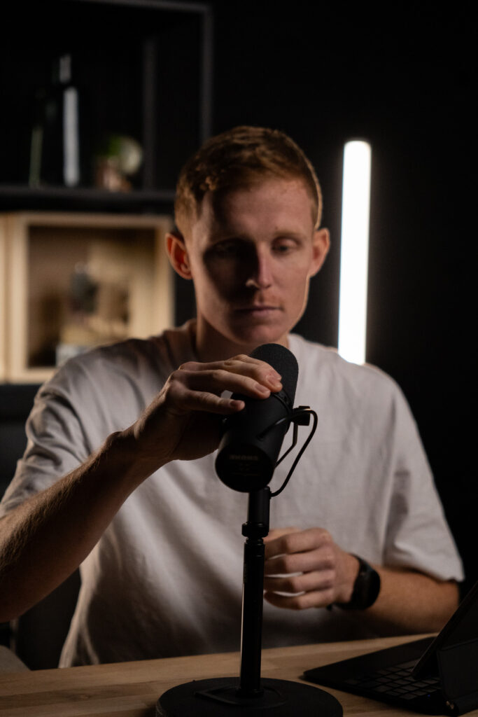Réglage du micro avant tournage dans le décor L’Éclipse