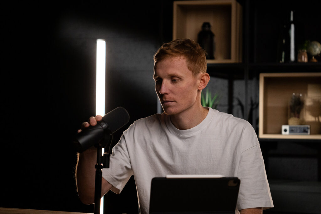 Ambiance feutrée et industrielle pour un podcast filmé à Rennes