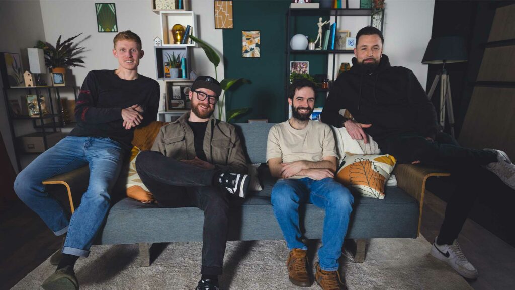 equipe-studio-401-canape Photo de l’équipe Studio 401 réunie sur le canapé