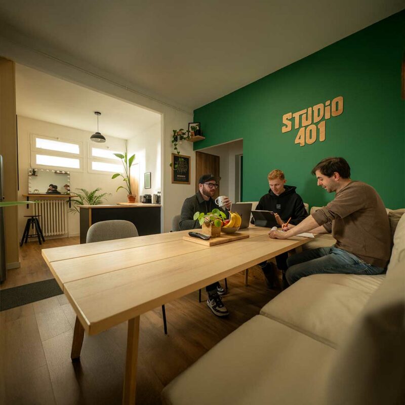 Espace de vie du Studio 401 à Rennes avec cuisine équipée et coin détente pour les tournages