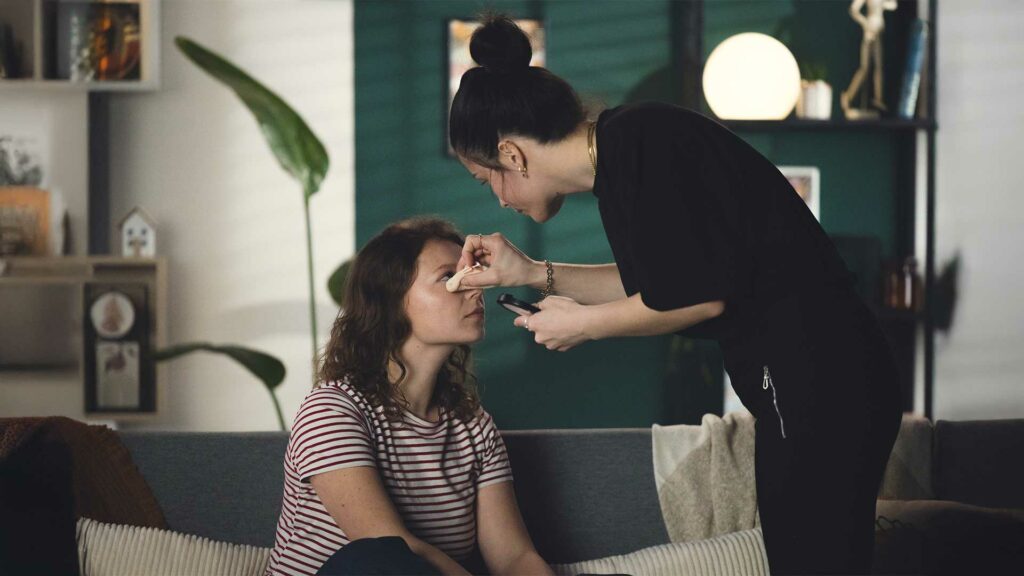 studio-401-loge-maquillage Maquilleuse en pleine retouche avant tournage