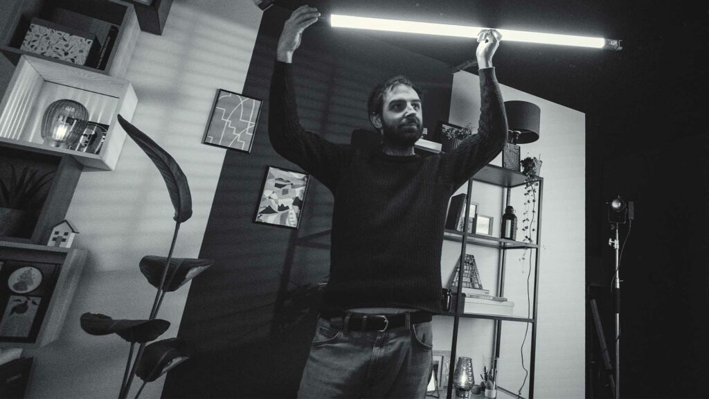 studio-401-lumiere-installation Réglage d’un tube LED sur un tournage au Studio 401