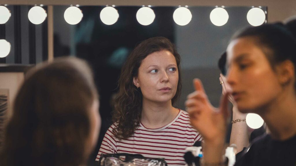 studio-401-miroir-loge Actrice en préparation maquillage devant le miroir loge