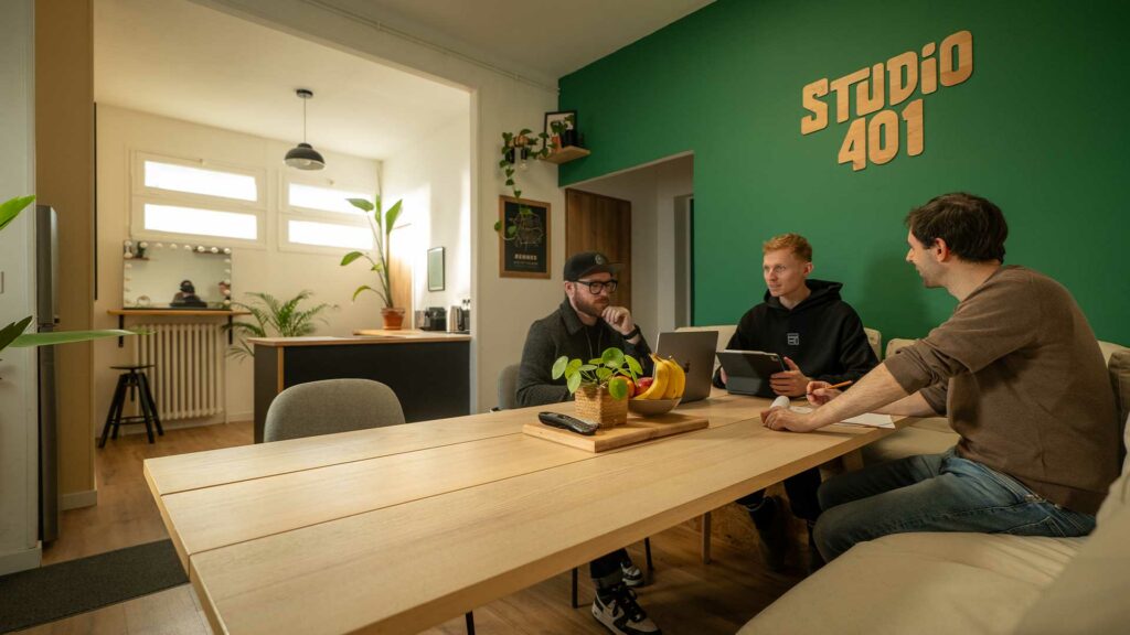 studio-401-salon-et-cuisine Vue du salon et de la cuisine du Studio 401 pendant une réunion