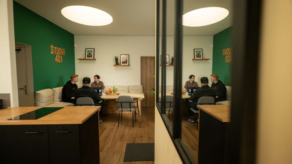 studio-401-salon-et-cuisine-2 Vue du salon et de la cuisine du Studio 401 pendant une réunion