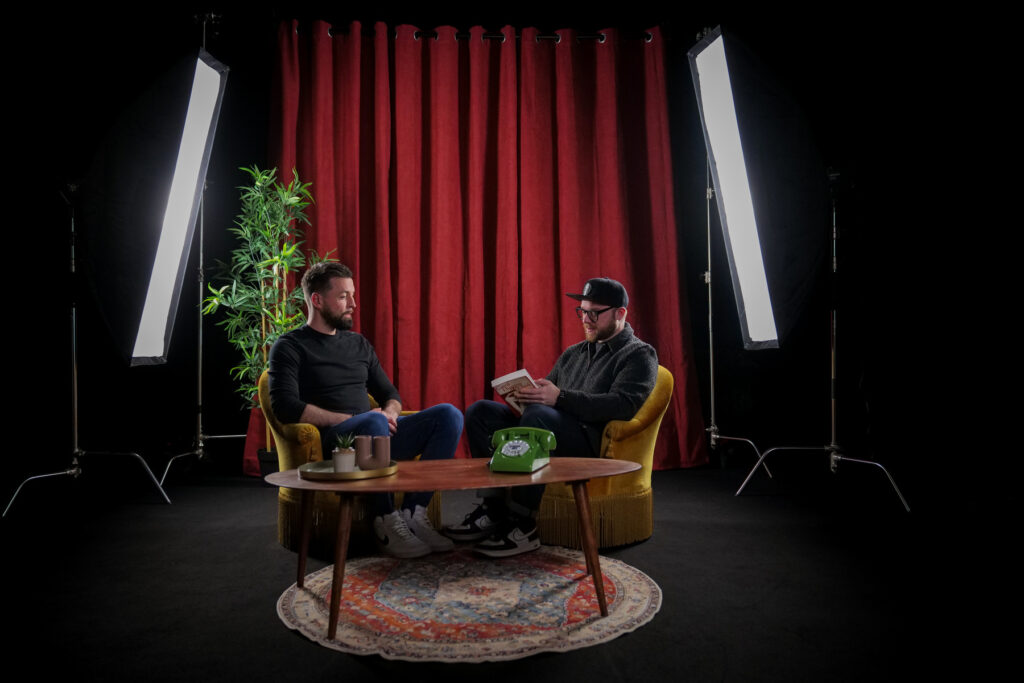 Vue d’ensemble d’une interview filmée dans le décor Le Velours