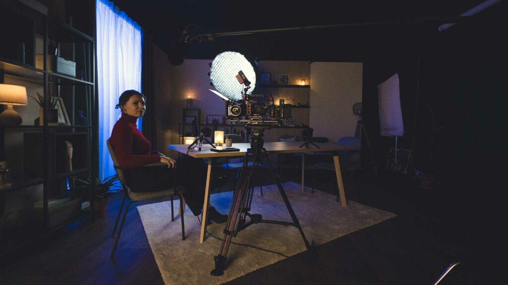 tournage-interview-nuit-bts Tournage de nuit avec une intervenante en interview et une caméra équipée de LED.