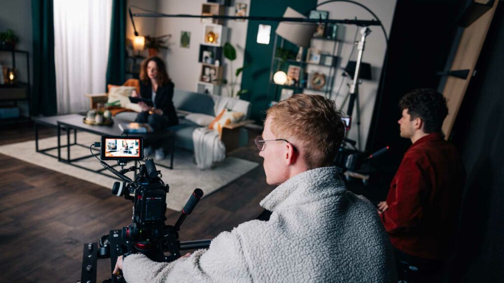 tournage-pub-bts Caméra braquée sur une femme en plein tournage d’une vidéo promotionnelle.