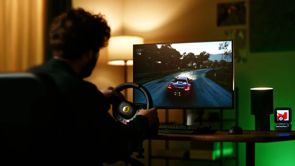 studio-tournage-rennes-set-design-gaming-sim-racing Tournage d'une publicité de sim-racing au Studio 401 à Rennes. Le visuel illustre un décor sur mesure (Set Design) créé dans notre plateau Boîte Noire, avec une maîtrise précise de la lumière : éclairage d'ambiance vert via tubes LED, lumière de décrochage chaude et textures réelles. C'est l'alternative authentique au fond vert pour le brand content tech et gaming